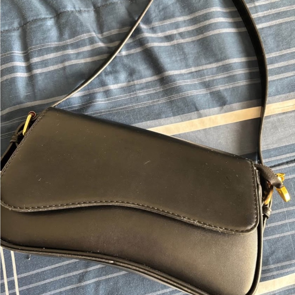 Sleek Black Leather Shoulder Bag with Minimalist Design